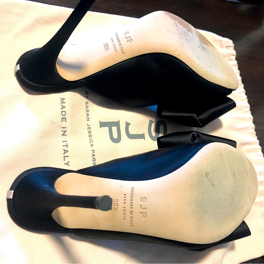 I am selling this cute pair of SJP open toe bow slides.